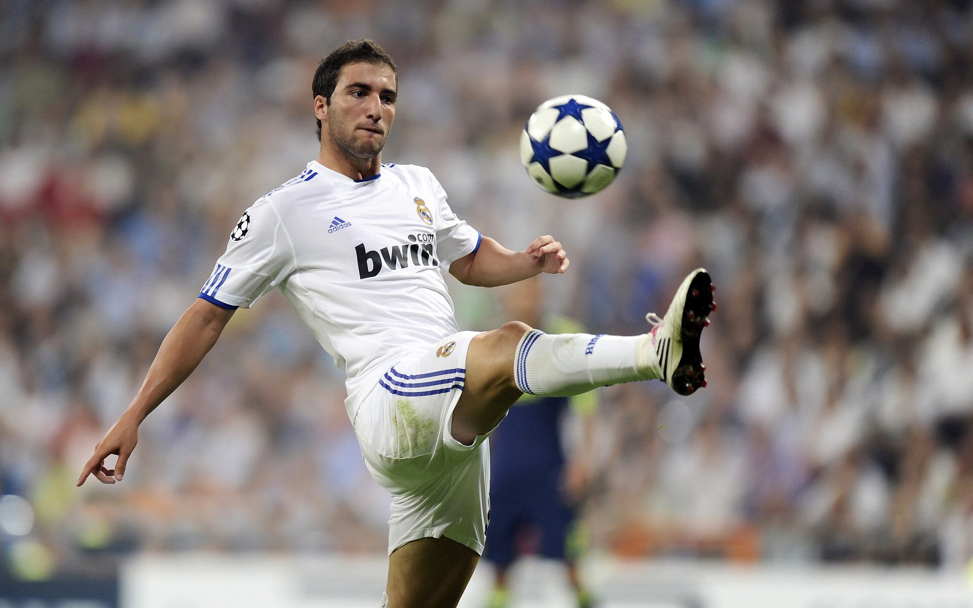 开云·Kaiyun网页版-_新技术亮相：无人机全景直播高效呈现比赛_，无人机拍摄直播