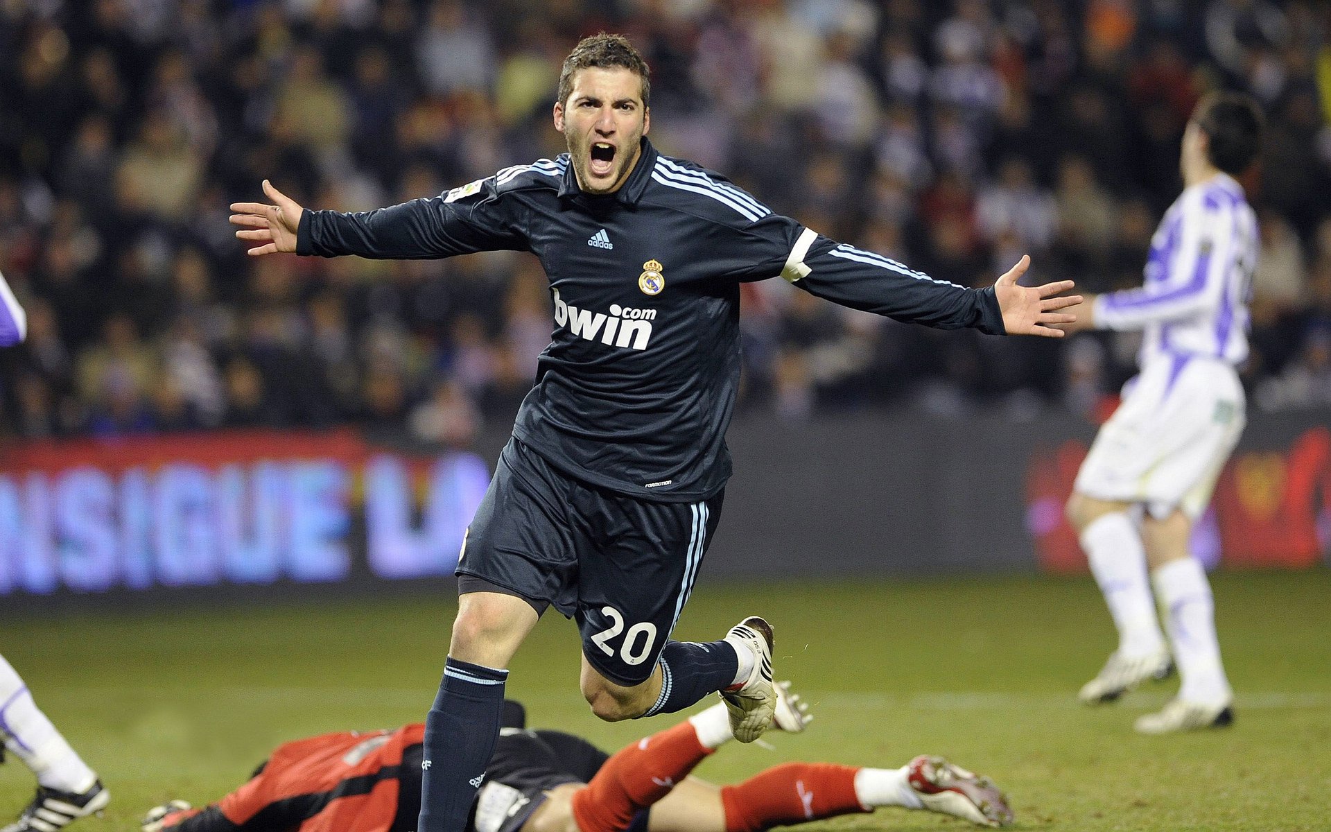 球迷“自制大片”：最燃的比赛瞬间你都看了吗？，如何制作十佳球集锦